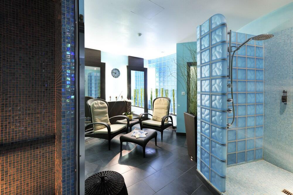 Beau Rivage Hotel Neuchâtel Exteriör bild A modern bathroom