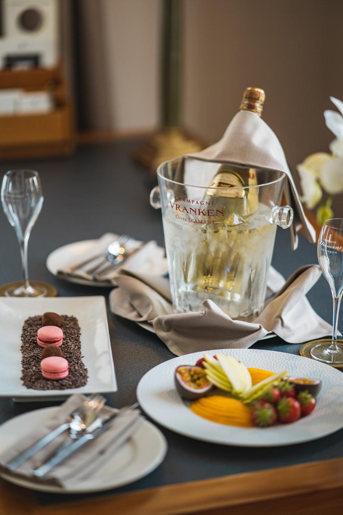 Beau Rivage Hotel Neuchâtel Exteriör bild Champagne in a champagne bucket