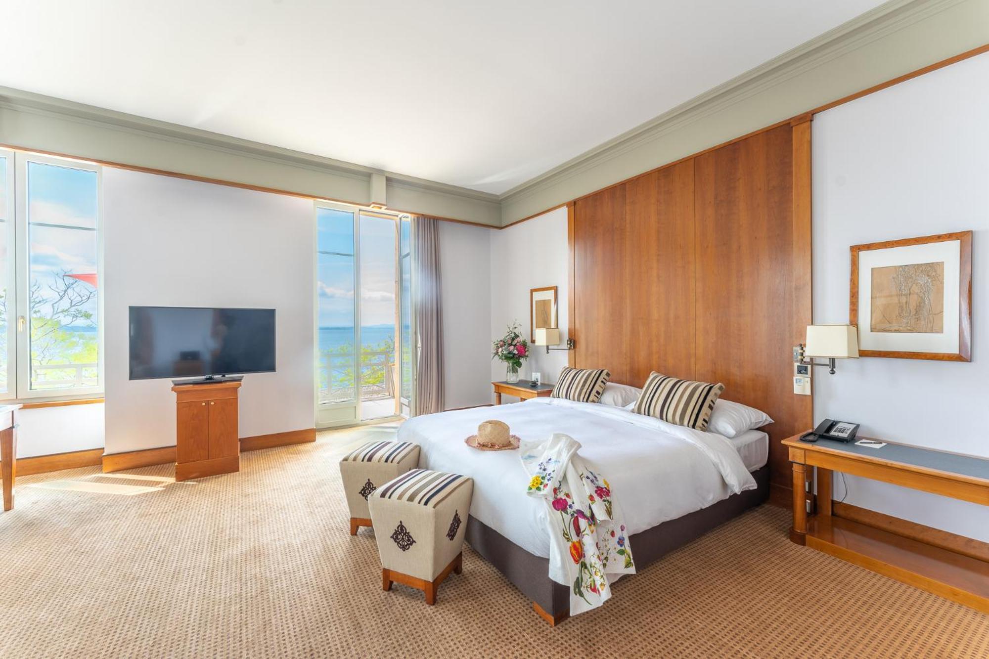 Beau Rivage Hotel Neuchâtel Exteriör bild A bedroom at the hotel
