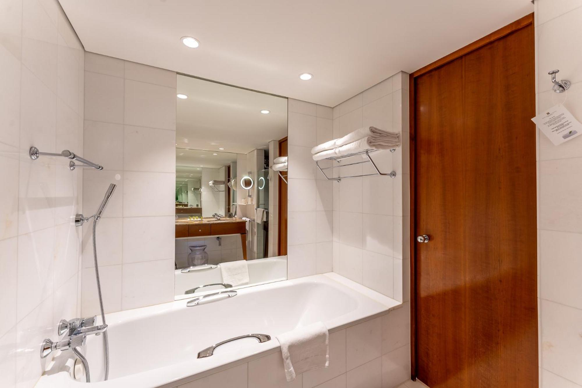Beau Rivage Hotel Neuchâtel Exteriör bild Bathroom