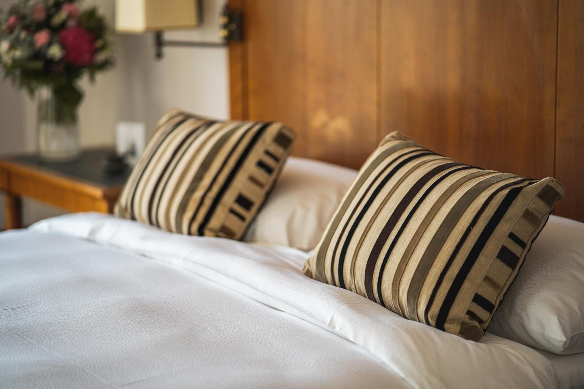 Beau Rivage Hotel Neuchâtel Exteriör bild Pillows on a bed