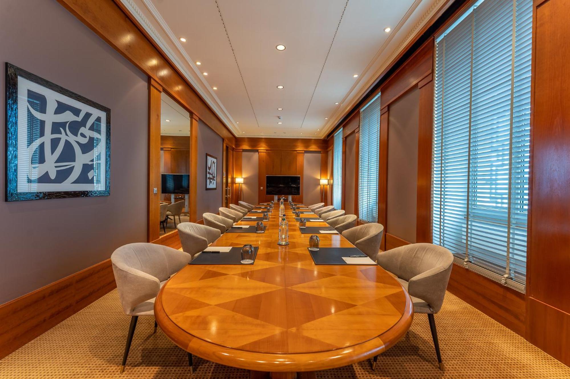 Beau Rivage Hotel Neuchâtel Exteriör bild The boardroom at the club