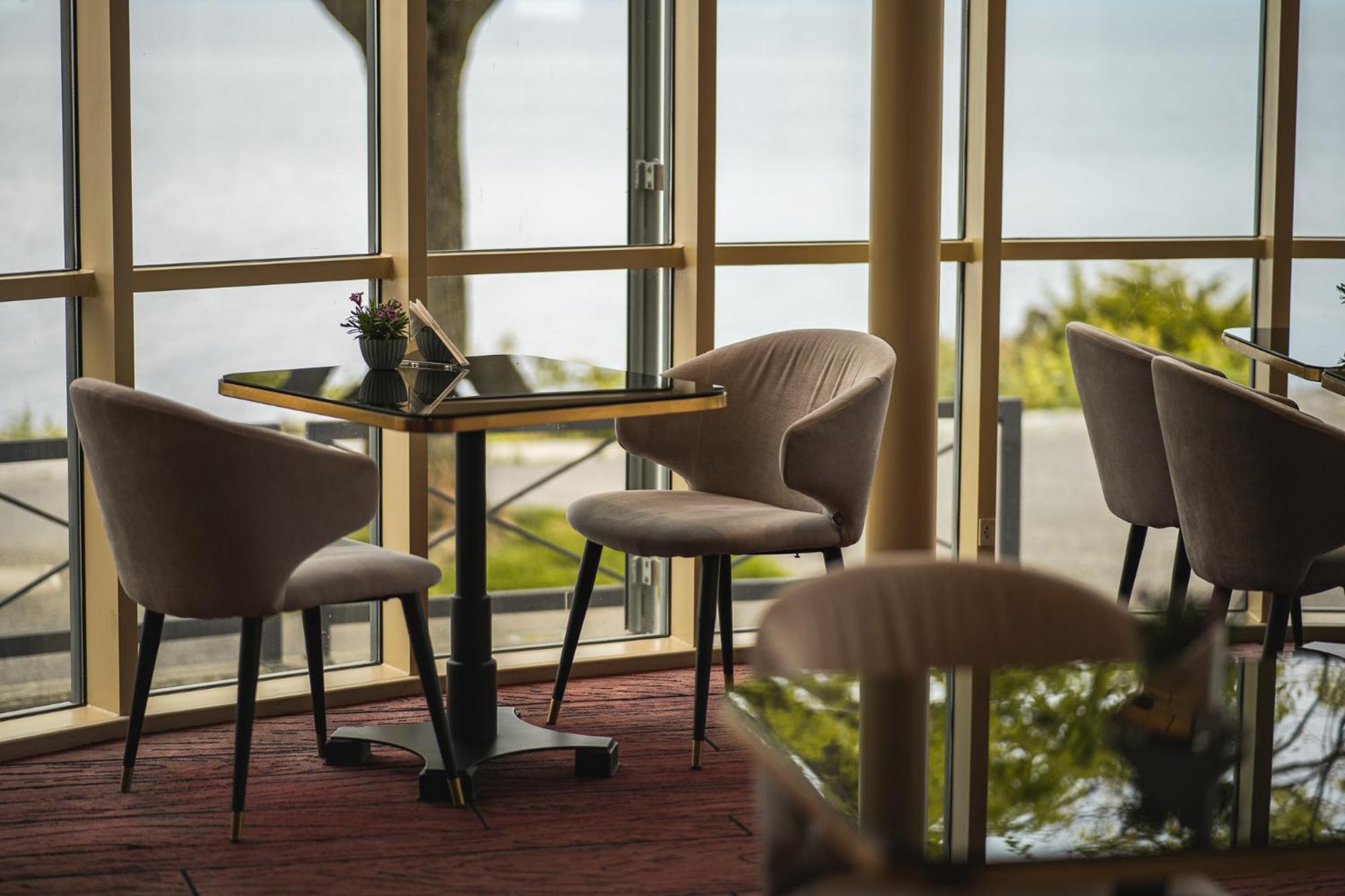 Beau Rivage Hotel Neuchâtel Exteriör bild The interior of the lounge