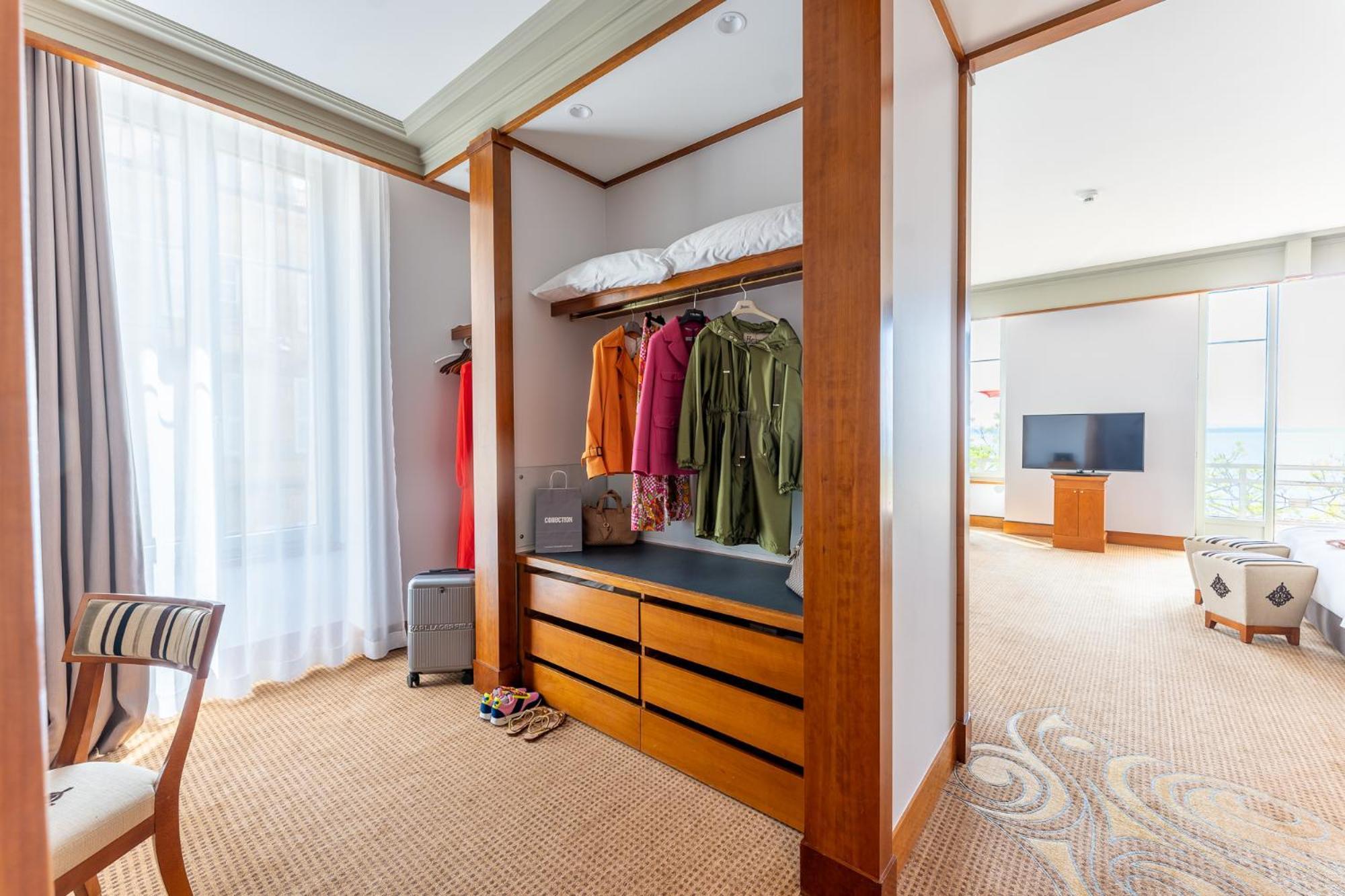 Beau Rivage Hotel Neuchâtel Exteriör bild A walk-in wardrobe