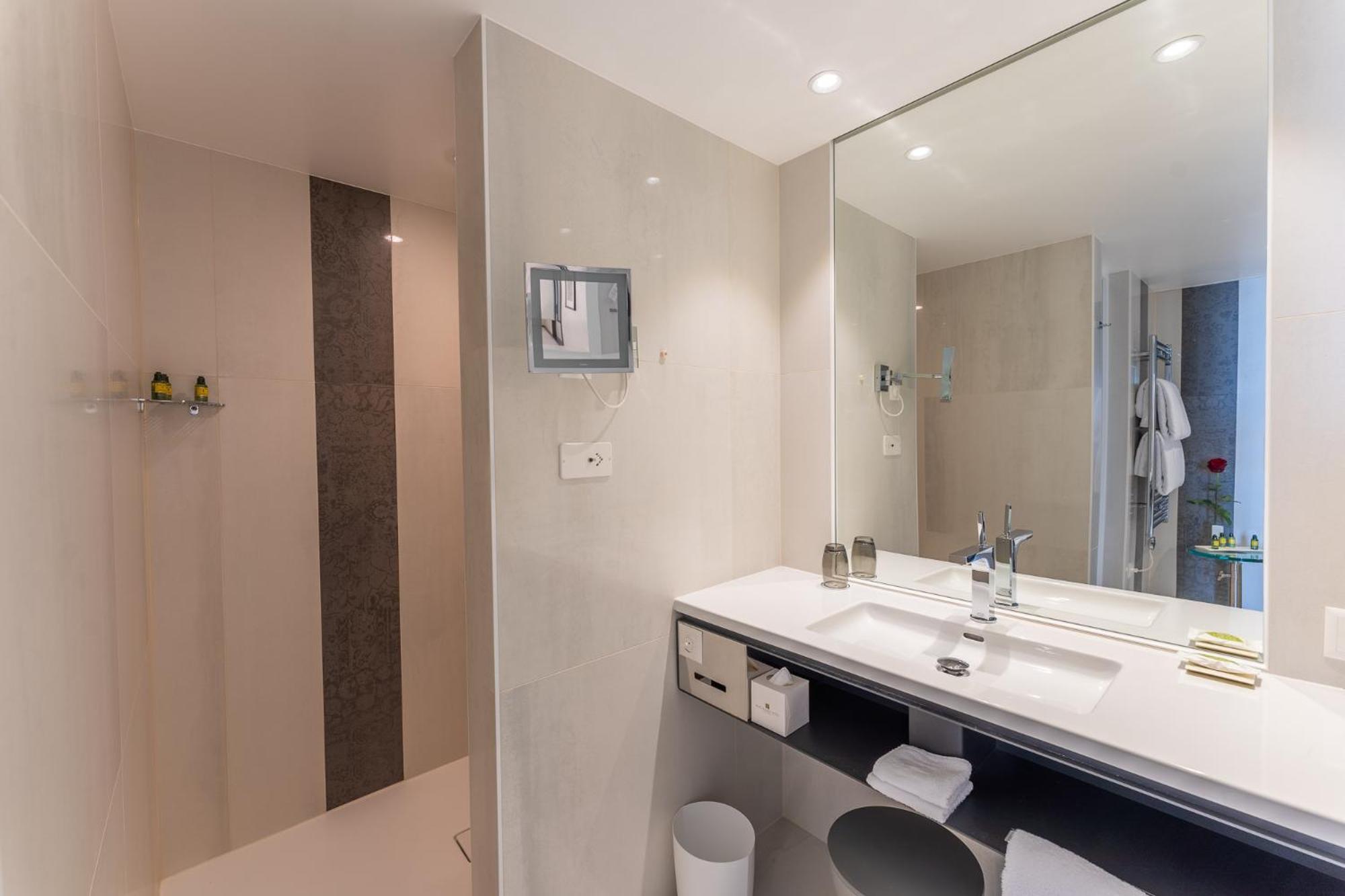 Beau Rivage Hotel Neuchâtel Exteriör bild Bathroom